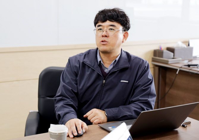 김영진 두산 연성동박적층판(FCCL) 공장 생산팀장이 지난 21일 전북 김제 FCCL 공장에서 이데일리와 인터뷰를 하고 있다.(사진=두산)