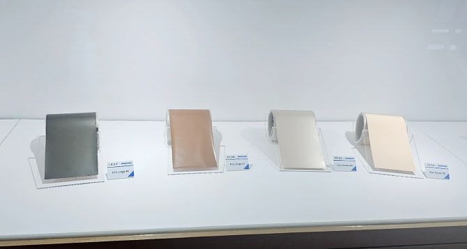 두산 연성동박적층판(FCCL) 샘플.(사진=두산)