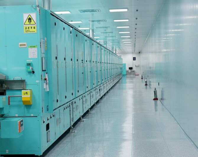 전북 김제 두산 연성동박적층판(FCCL) 공장 큐어 오븐 공정.(사진=두산)