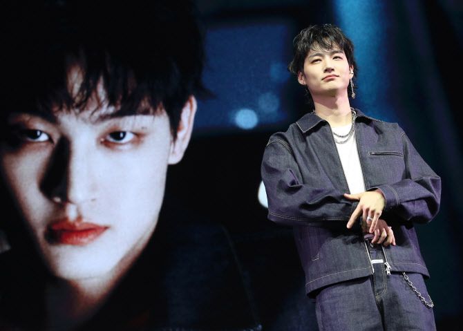 그룹 갓세븐 제이비(JAY B)가 27일 서울 광진구 예스24라이브홀에서 가진 첫 솔로 정규앨범 ‘아카이브 원: [로드 러너]‘ 쇼케이스에서 포즈를 취하고 있다.(사진=뉴스1)