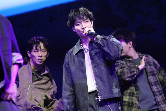 그룹 갓세븐 제이비(JAY B)가 27일 서울 광진구 예스24라이브홀에서 가진 첫 솔로 정규앨범 ‘아카이브 원: [로드 러너]‘ 쇼케이스에서 무대를 선보이고 있다.(사진=뉴스1)