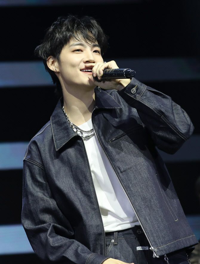 그룹 갓세븐 제이비(JAY B)가 27일 서울 광진구 예스24라이브홀에서 가진 첫 솔로 정규앨범 ‘아카이브 원: [로드 러너]‘ 쇼케이스에서 타이틀곡 ’크래쉬‘를 선보이고 있다.(사진=뉴스1)