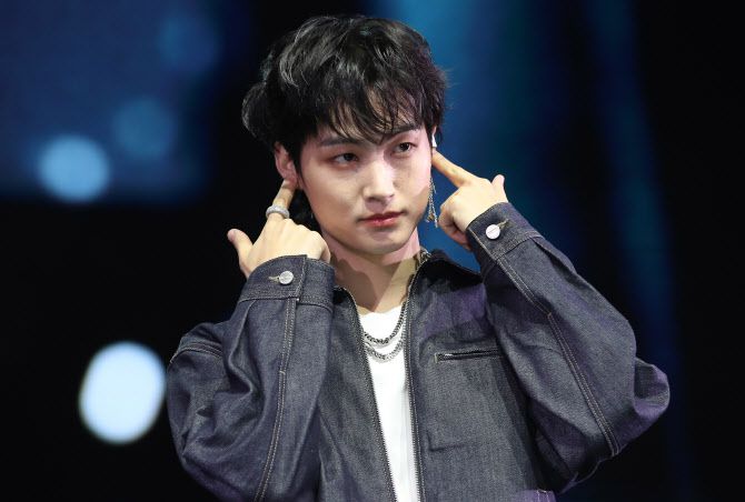 그룹 갓세븐 제이비(JAY B)가 27일 서울 광진구 예스24라이브홀에서 가진 첫 솔로 정규앨범 ‘아카이브 원: [로드 러너]‘ 쇼케이스에서 포즈를 취하고 있다.(사진=뉴스1)