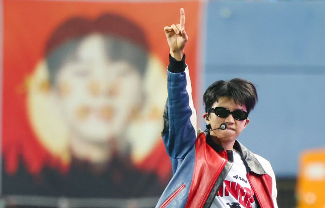 지난 10월 12일 오후 대전 유성구 대전월드컵경기장에서 열린 쿠팡플레이와 함께하는 하나은행 자선축구대회 팀 히어로와 팀 기성용의 경기, 임영웅이 하프타임쇼 무대를 선보이고 있다. (사진=뉴시스).