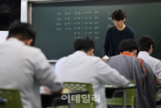 2025학년도 대학수학능력시험 30일을 앞둔 지난달 15일 오전 광주 서구 광덕고등학교에서 치러진 10월 고3 전국연합학력평가에서 고3 수험생들이 2교시 수학 시험을 준비하고 있다.(사진=뉴시스)