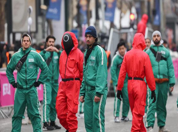 1일(현지시간) 프랑스 파리 샹젤리제 거리에서 넷플릭스 오리지널 시리즈 ‘오징어게임’을 재현하는 현장 이벤트가 열려, 참가자들이 드라마 속 게임인 ‘무궁화꽃이 피었습니다’에 참여하고 있다. 사진=뉴스1