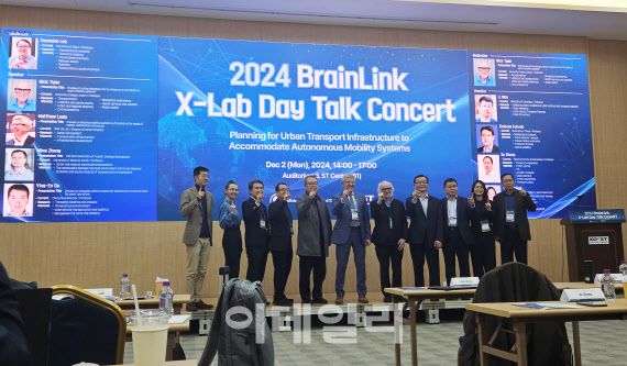 한국과학기술단체총연합회가 2일 서울 강남구 한국과학기술회관에서 개최한 기술교류회 ‘브레인 링크 엑스-랩 데이 토크 콘서트’ 진행을 맡은 이승재(왼쪽 네번째) 서울시립대 교통공학과 교수와 해외 모빌리티 분야 석학 및 전문가 등 주요 참석자들이 기념촬영을 하고 있다.(사진=김범준 기자)