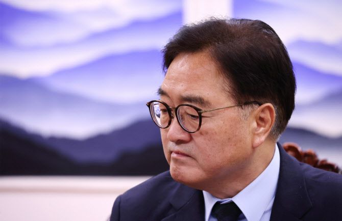 우원식 국회의장이 3일 오후 국회에서 이주호 사회부총리 겸 교육부 장관 접견에 앞서 잠시 생각에 잠긴 모습을 하고 있다.(사진=연합뉴스)