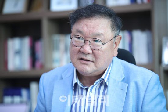 김태년 더불어민주당 의원이 24일 서울 여의도 국회 의원회관에서 이데일리와 인터뷰를 하고 있다. (사진=노진환 기자)