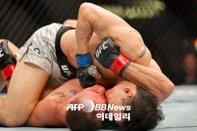 최두호가 네이트 랜드웨어를 그라운드에서 압도하고 있다. 사진=AFPBBNews