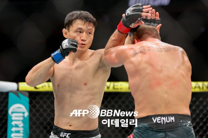 ‘코리안 슈퍼보이’ 최두호(왼쪽)가 네이트 랜드웨어를 꺾고 8년 만에 UFC 2연승을 달렸다. 사진=AFPBBNews