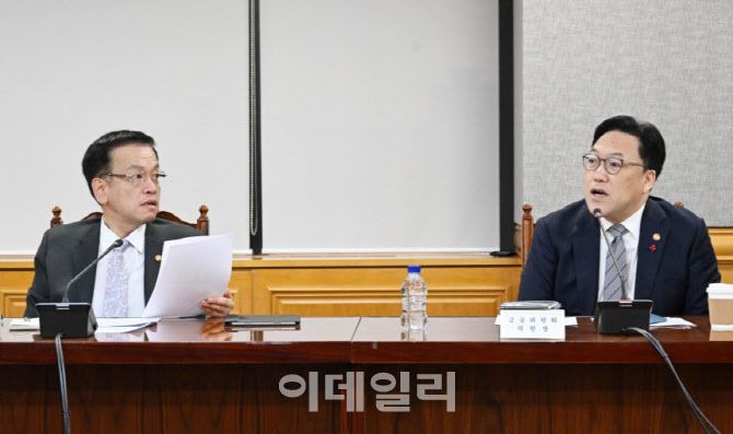 최상목 부총리 겸 기획재정부 장관이 9일 서울 중구 은행연합회에서 긴급 거시경제·금융현안 간담회에서 김병환 금융위원장의 발언을 듣고 있다. (사진=기재부)