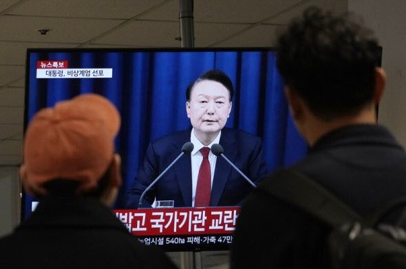 윤석열 대통령의 비상계엄 선포 중계 화면을 지켜보고 있는 시민들 모습. 사진=연합뉴스