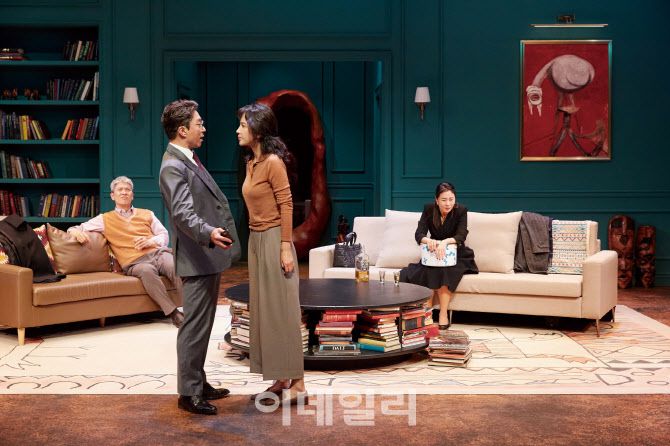 연극 ‘대학살의 신’ 공연 장면(사진=신시컴퍼니)