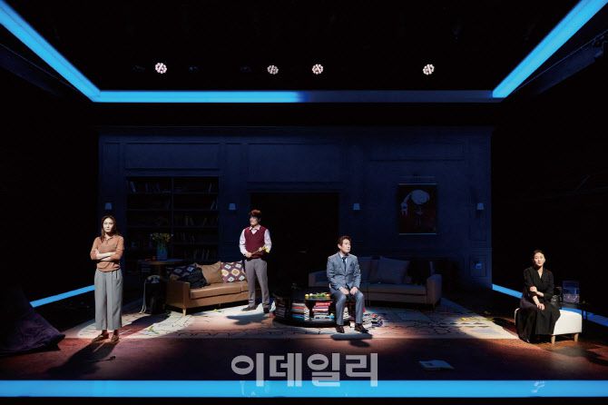 연극 ‘대학살의 신’ 공연 장면(사진=신시컴퍼니)