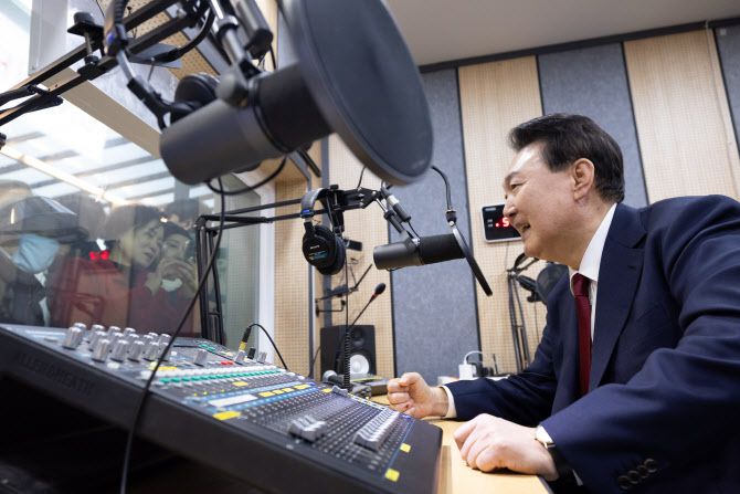 윤석열 대통령이 2일 충남 공주산성시장 내 공지와 안내 등을 위한 라디오방송국에서 상인들에게 인사하고 있다 (사진=대통령실)
