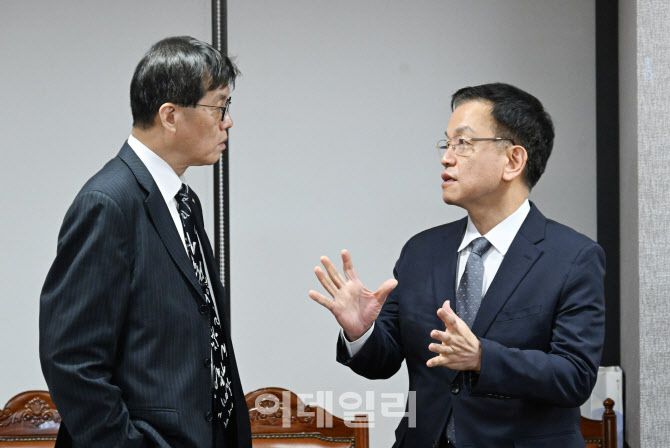 지난 4일 긴급 거시경제·금융현안 간담회(F4)에서 이창용(왼쪽) 한국은행 총재와 최상목 부총리가 대화하고 있다. (사진= 한국은행)