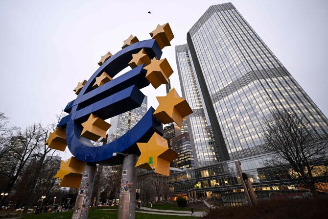옛 유럽중앙은행(ECB) 건물 앞에 있는 유로화 표지판(사진=AFP)