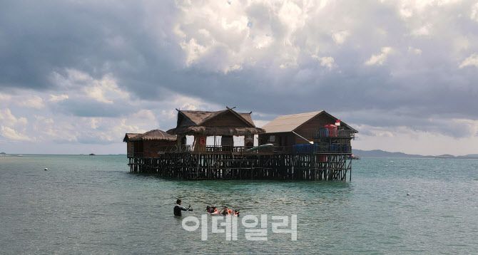 니모아일랜드 수상가옥에서는 스노클링 등 다양한 수상 액티비티를 즐길 수 있다. 물 위로는 투명한 햇빛이 반짝이며 잔물결 위에서 춤을 추고, 하늘과 바다가 맞닿은 수평선은 영롱한 파스텔톤으로 물들어 있다. 스노클링 장비를 착용하고 물속으로 들어가면 또 다른 세상이 펼쳐진다.