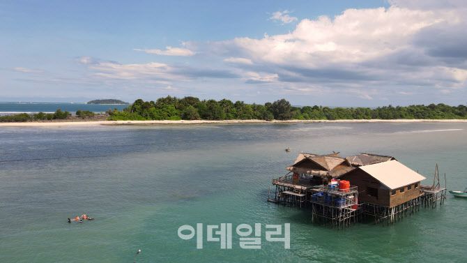 니모아일랜드 수상가옥에서는 스노클링 등 다양한 수상 액티비티를 즐길 수 있다. 물 위로는 투명한 햇빛이 반짝이며 잔물결 위에서 춤을 추고, 하늘과 바다가 맞닿은 수평선은 영롱한 파스텔톤으로 물들어 있다. 스노클링 장비를 착용하고 물속으로 들어가면 또 다른 세상이 펼쳐진다.