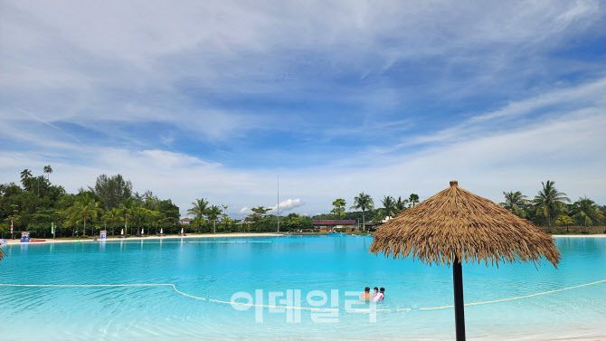 물놀이를 사랑하는 이들에게 빈탄리조트 내 ‘트레저베이’는 천국같은 곳이다. 투명한 바닷물을 끌어와 만든 거대 라군은 그 자체로 장관이다.