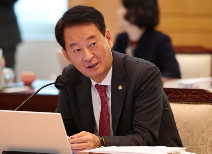 국민의힘 최은석 의원이 24일 한국은행 대구경북본부에서 열린 국회 기획재정위원회의 한국은행 대구경북본부·포항본부, 대구지방국세청, 대구본부세관, 대구조달청, 동북지방통계청에 대한 국정감사에서 질의하고 있다. (사진 = 연합뉴스)