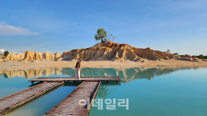 인도네시아 빈탄의 대표적인 관광지인 ‘파사르 비루’는 모래사막(또는 소금사막)이라고 불리는 뜻의 ‘구룬 파사르 부숭’과 푸른 오아시스(인공호수)를 뜻하는 ‘텔라가 비루’를 합친 말이다. 사막같은 풍경에 에메랄드빛 호수가 어우러진 풍경은 마치 영화 속 한장면을 연상케한다.