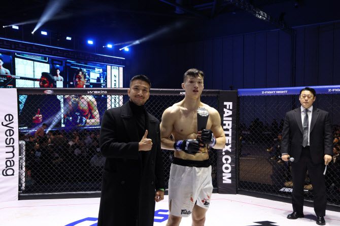 장윤성(오른쪽)이 ZFN 대회에서 사토 타카시를 이긴 뒤 UFC 파이터 강경호와 함께 기념촬영을 하고 있다. 사진=ZFN