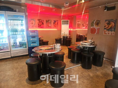 15일 오전 12시쯤 서울 용산구의 한 묵은지 전문점 내부가 손님 없이 텅 비어있다. (사진=이영민 기자)