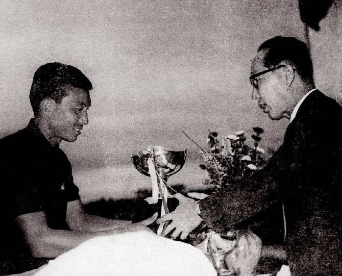 1967년 열린 제10회 KPGA 선수권대회 우승 당시 故 이일안 고문(왼쪽)이 트로피를 전달받고 있다. (사진=KPGA)