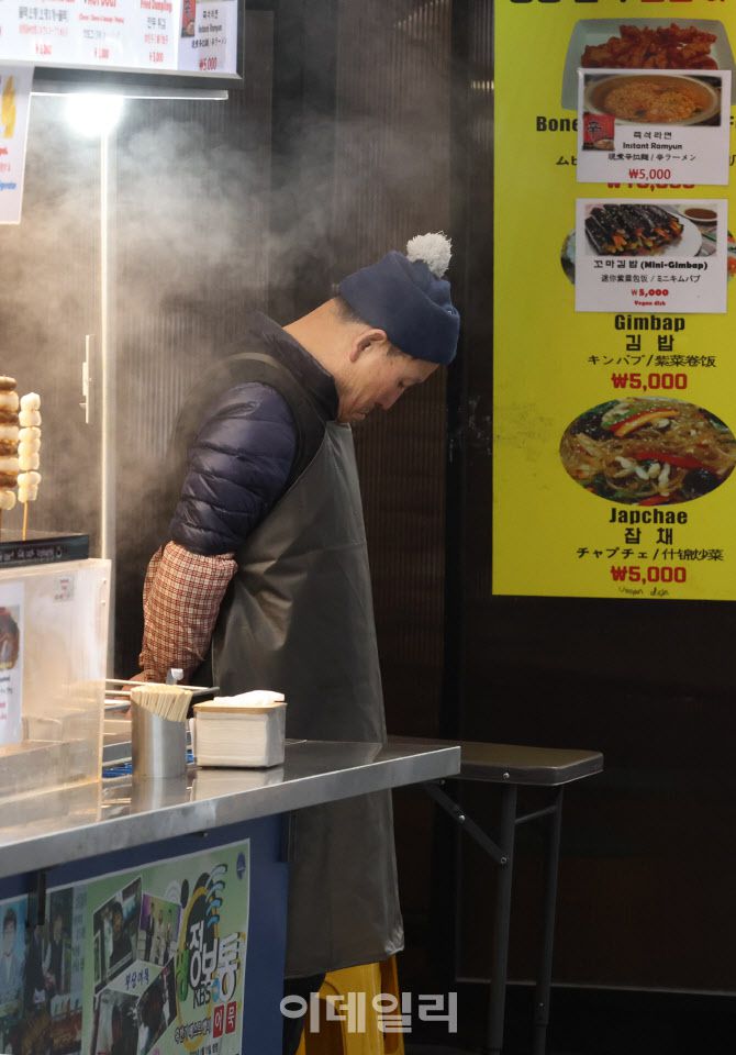 윤석열 대통령 비상계엄 선포 사태 이후 여러 회식과 송년회 자리가 줄줄이 취소되면서 연말 특수 기회가 사라지고 있는 가운데 10일 서울 한 음식점 앞에서 한 자영업자가 가게 앞에 나와 있다. (사진= 이영훈 기자)