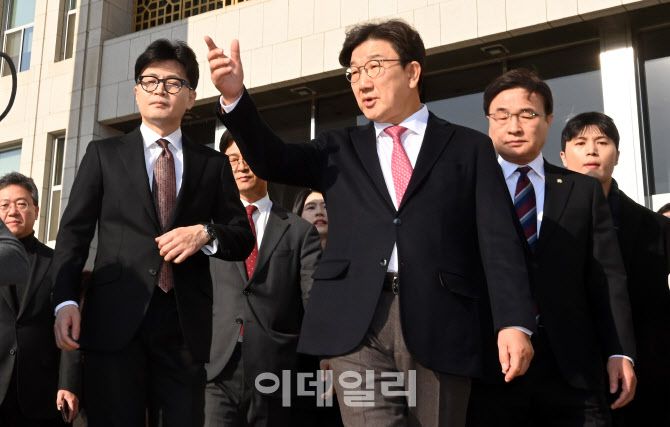 [이데일리 노진환 기자] 한동훈 국민의힘 당대표가 16일 오전 서울 여의도 국회에서 당대표직 사퇴 발표 기자회견을 마친 후 국회를 떠나며 권성동 원내대표의 배웅을 받고 있다.