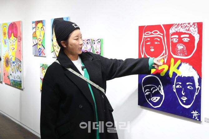전 프로골퍼 박세리가 13일 오후 서울 중구 순화동 KG타워 갤러리선에서 열린 전현무 작가의 첫 개인전 ‘ALL OF MOO: 현무전’오프닝 리셉션에 참석해 작품을 감상하고 있다. (사진=이영훈 기자)