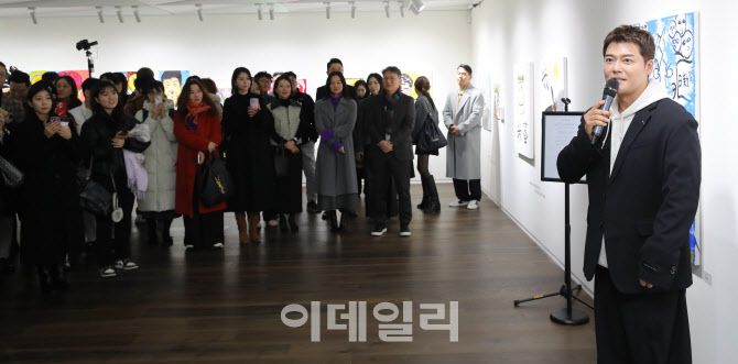 전현무 작가가 13일 오후 서울 중구 순화동 KG타워 갤러리선에서 열린 전현무 작가의 첫 개인전 ‘ALL OF MOO: 현무전’ 오프닝 리셉션에 참석해 작품에 대해 소개하고 있다.(사진=이영훈 기자)