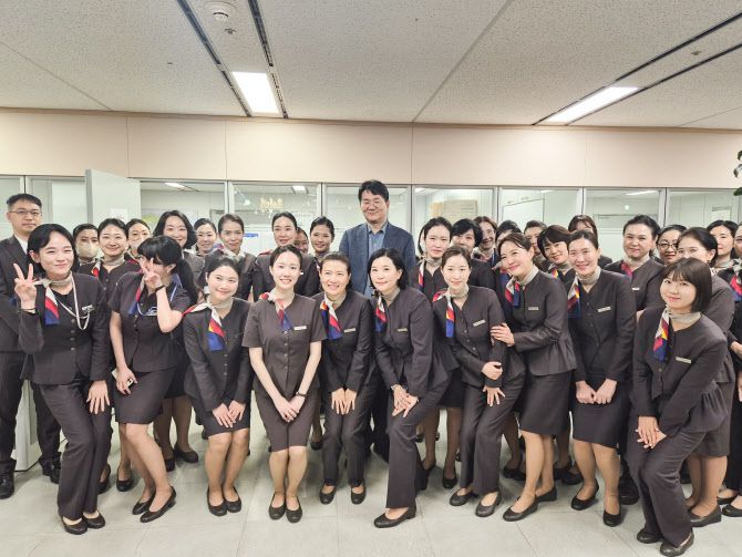 조원태(뒷줄 가운데) 한진그룹 회장이 지난 13일 오후 인천국제공항 소재 아시아나항공 정비, 운항, 객실 및 여객 서비스 현장 부서를 찾아 직원들을 격려했다.(사진=독자 제공)