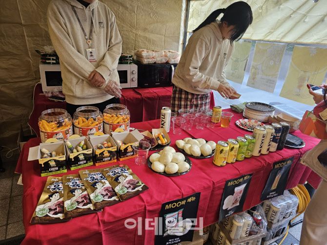 지난 13일 오후 서울 중구 순화동 KG타워 갤러리선에서 열린 전현무 작가의 첫 개인전 ‘ALL OF MOO: 현무전’ 전시장 외부에 마련된 ‘Moo-바’ 코너. 진주햄과 협업해 각종 스낵 및 음료를 제공 중이다. (사진=김보영 기자)