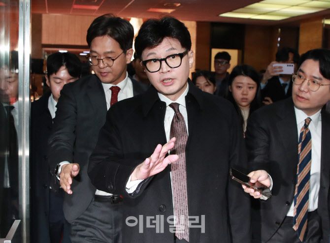[이데일리 노진환 기자] 한동훈 국민의힘 당대표가 16일 오전 서울 여의도 국회에 도착해 당대표실로 들어가고 있다.