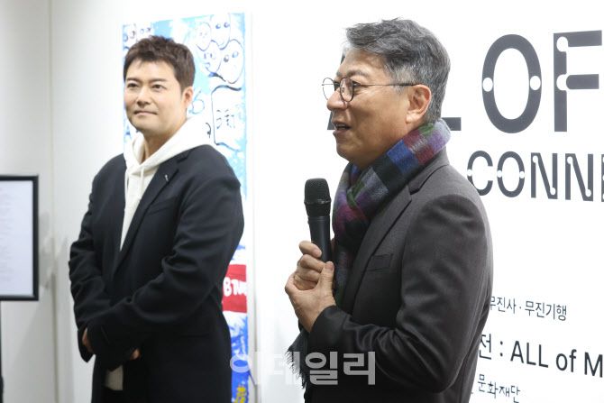 곽재선 KG 회장(오른쪽)이 13일 오후 서울 중구 순화동 KG타워 갤러리선에서 열린 전현무 작가의 첫 개인전 ‘ALL OF MOO: 현무전’ 오프닝 리셉션에 참석해 인사말을 전하고 있다.(사진=이영훈 기자)