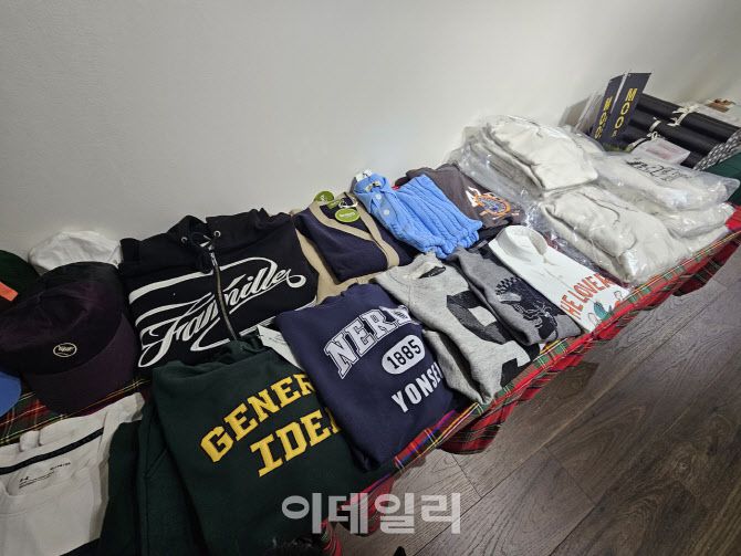 지난 13일 오후 서울 중구 순화동 KG타워 갤러리선에서 열린 전현무 작가의 첫 개인전 ‘ALL OF MOO: 현무전’ 한켠에 마련된 플리마켓 부스에서 제품을 판매 중인 모습. 플리마켓 부스는 전현무가 직접 기부한 의류, 가방, 모자 등으로 구성됐다. (사진=김보영 기자)