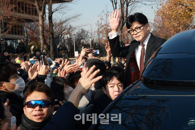 [이데일리 노진환 기자] 한동훈 국민의힘 대표가 16일 오전 서울 여의도 국회에서 당대표 사퇴 기자회견을 마치고 이동하던 중 지지자들에게 인사를 하고 있다.