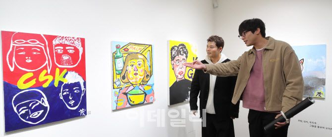 (왼쪽부터)전현무 작가와 배우 최다니엘이 13일 오후 서울 중구 순화동 KG타워 갤러리선에서 열린 전현무 작가의 첫 개인전 ‘ALL OF MOO: 현무전’ 오프닝 리셉션에 참석해 작품에 대해 소개하고 있다.(사진=이영훈 기자)