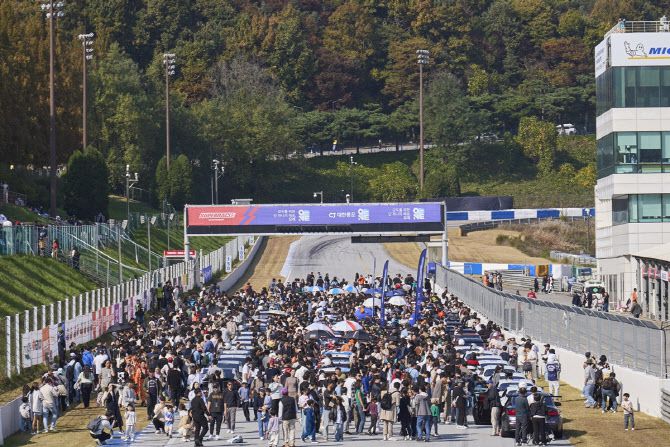 2024 오네(O-NE) 슈퍼레이스 챔피언십 최종전에 펼쳐진 그리드워크 이벤트. 사진=슈퍼레이스