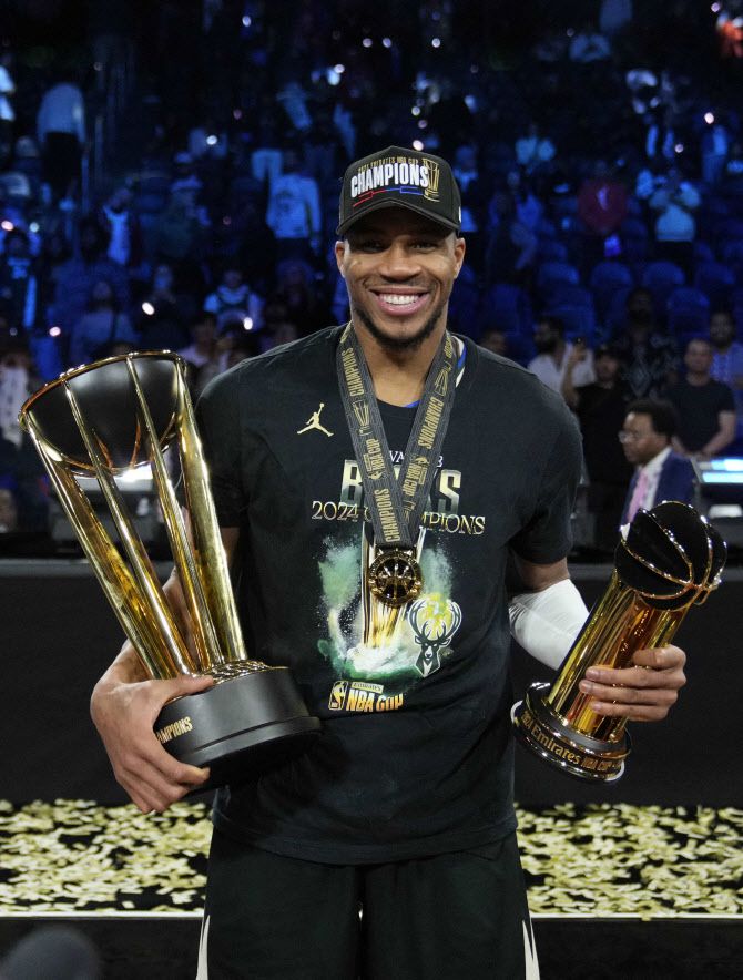 밀워키 벅스의 야니스 아테토쿤보가 NBA컵 우승 트로피와 NBA컵 MVP 트로피를 함께 들고 기뻐하고 있다. 사진=AFPBBNews