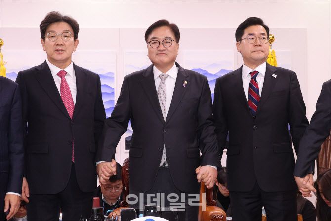 우원식 국회의장, 권성동 국민의힘 당대표 권한대행 겸 원내대표, 박찬대 더불어민주당 원내대표 등이 17일 오후 서울 여의도 국회에서 열린 국회의장 주재 여야 원내대표 회동에서 기념촬영을 하고 있다.(사진=뉴스1)