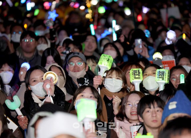 윤석열 대통령에 대한 탄핵소추안이 가결된 14일 오후 서울 여의도 국회의사당 앞에서 열린 윤석열 즉각 탄핵 범국민 촛불대행진에 참여한 시민들이 환호하고 있다.(사진=방인권 기자)