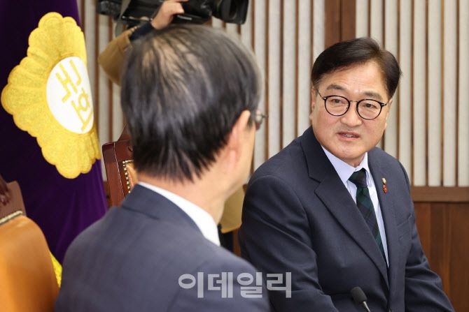 한덕수 대통령 권한대행 겸 국무총리(왼쪽)가 15일 서울 여의도 국회에서 우원식 국회의장을 예방하고 있다. (사진=이데일리 방인권 기자)