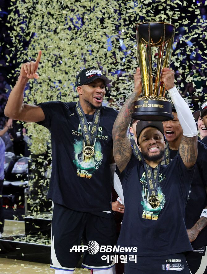 밀워키 벅스의 대미안 릴라드가 NBA컵 우승 트로피를 들어올리며 기뻐하고 있다. 사진=AFPBBNews