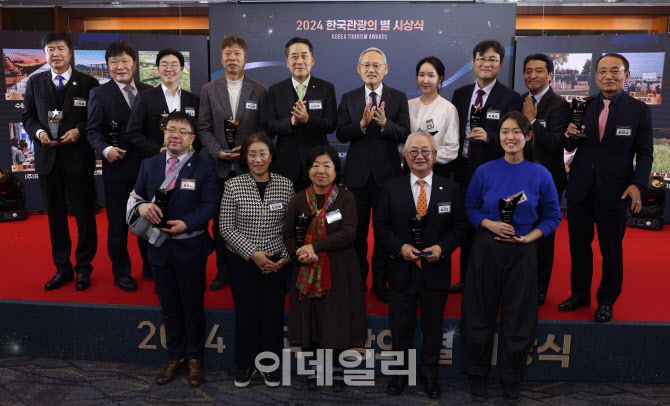 유인촌 문화체육관광부 장관이 18일 서울 중구 롯데호텔 서울에서 열린 2024 한국관광의별 시상식에서 축사를 하고 있다.