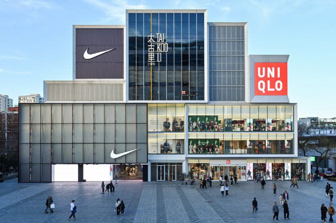 중국 베이징 최대 번화가인 싼리툰 앞에 시민들이 지나가고 있다. (사진=AFP)