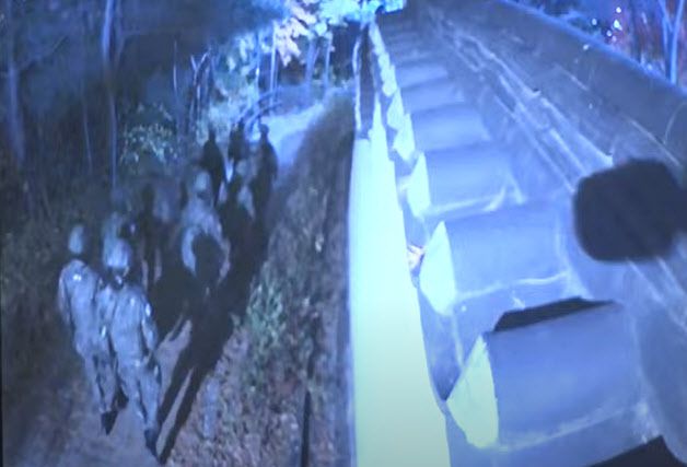 국회에서 계엄 해제 요구안이 의결된 이후인 4일 새벽 1시 42분 서울 한남동 국회의장 공관 담벼락을 따라 이동하는 계엄군 모습을 담은 CCTV 화면. (사진=국회사무처)